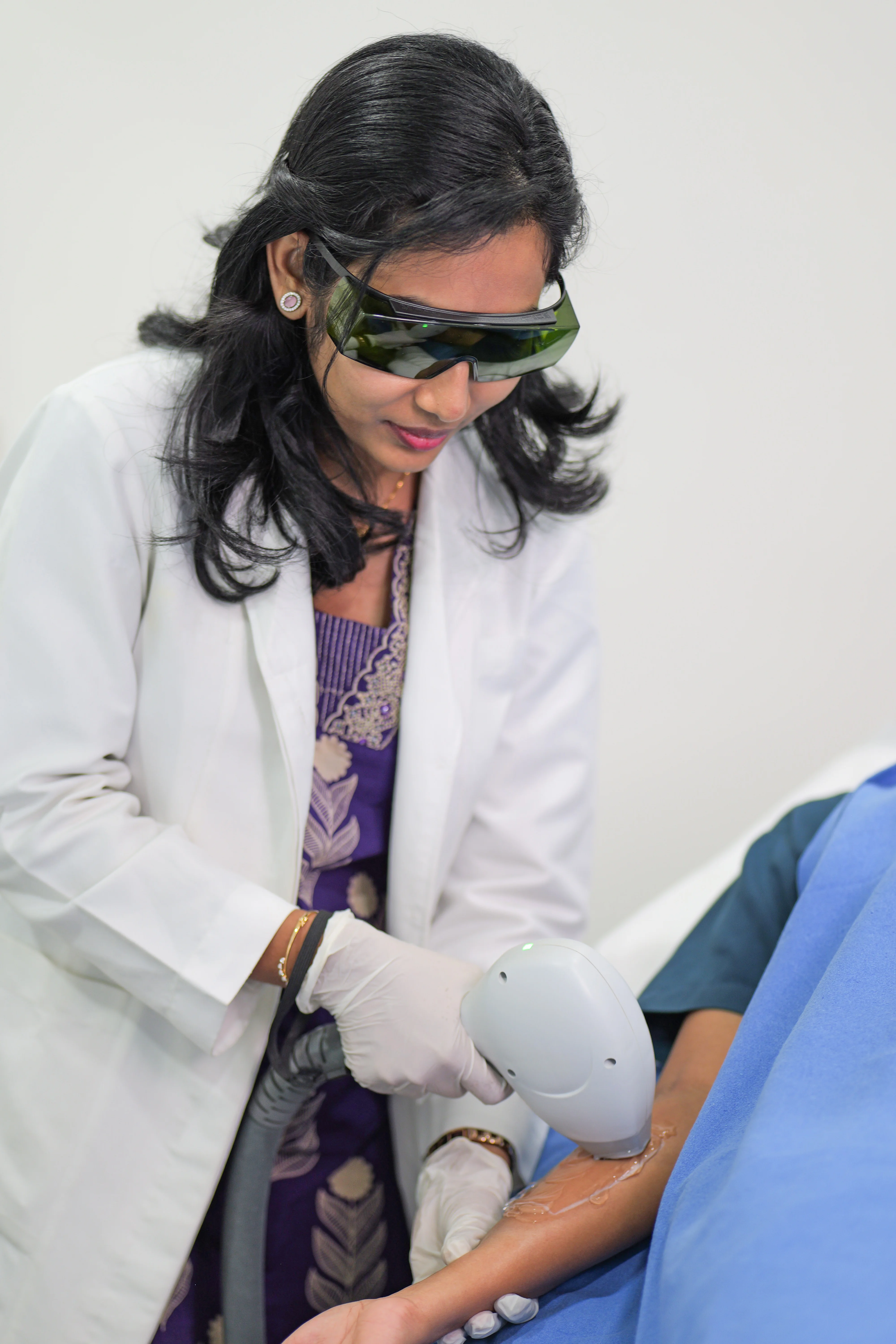 Dermatologist at DermaVue clinic explaining PMOS laser hair removal to a patient during a consultation in Kerala